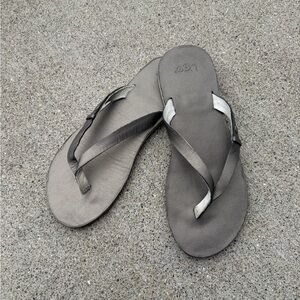 UGG Australia Women’s Ally Metallic Leather Thong Sandals NWOT